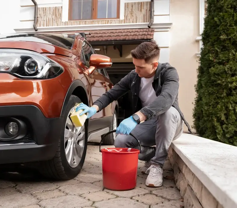 Lavage auto à domicile Le Mas-de-Tence : professionnel intervenant sur un véhicule